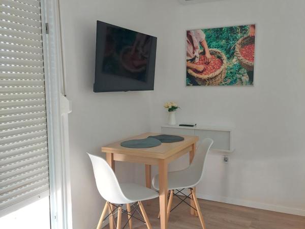 Apartments Nino 1 : photo 2 de la chambre studio avec balcon