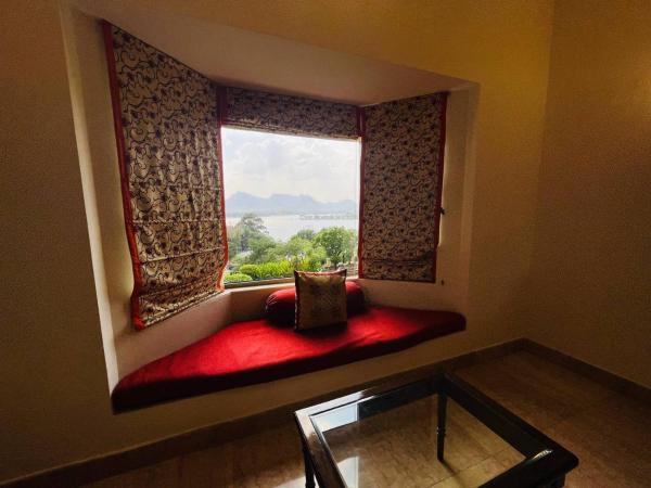 The Lalit Laxmi Vilas Palace : photo 9 de la chambre deluxe double room with lake view- enjoy 10% discount f&b,spa & laundry