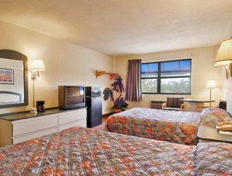 Travelodge by Wyndham Fort Lauderdale : photo 3 de la chambre chambre avec 2 lits queen-size - fumeurs