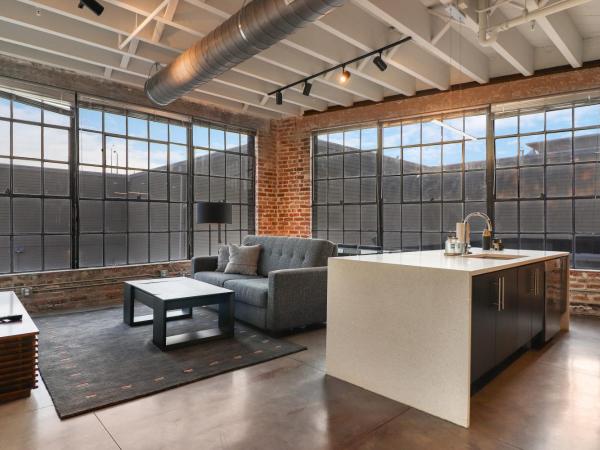 Roami at Motorworks : photo 8 de la chambre appartement 4 chambres adjacentes avec 4 salles de bains