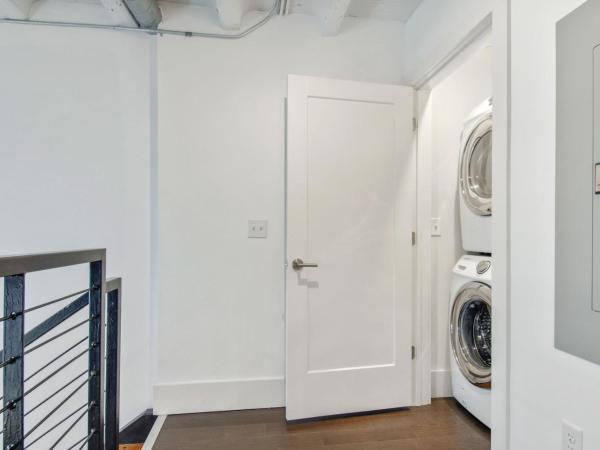 Roami at Motorworks : photo 10 de la chambre one-bedroom 2-story apartment