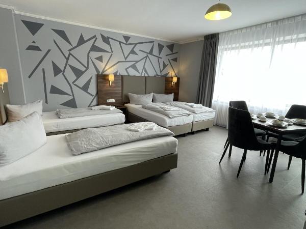 Apartment Glinde : photo 1 de la chambre chambre quadruple avec balcon 