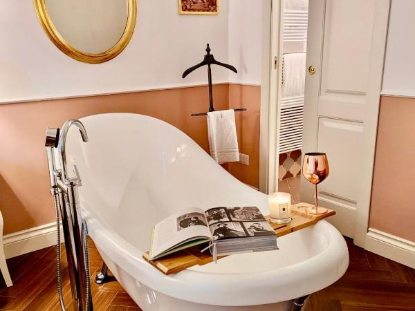 Macchiato Suites Boutique Guest House : photo 4 de la chambre chambre double deluxe avec baignoire