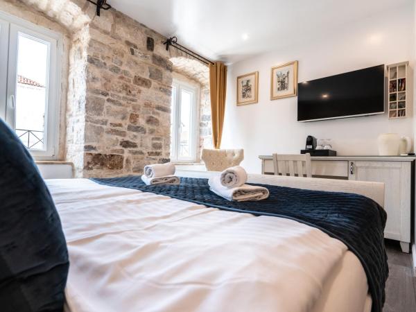 Luxury Rooms Lucija and Luka : photo 6 de la chambre chambre double ou lits jumeaux de luxe - vue sur vieille ville - narodni trg 9