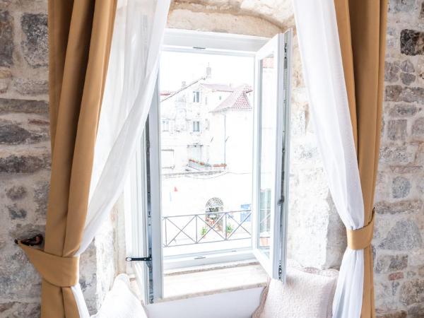 Luxury Rooms Lucija and Luka : photo 10 de la chambre chambre double ou lits jumeaux supérieure - vue sur vieille ville - narodni trg 9