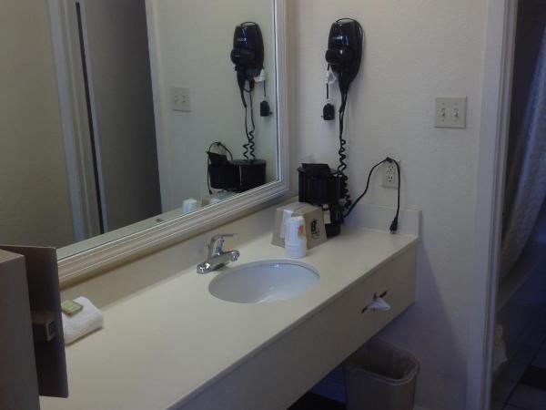 Super 8 by Wyndham New Orleans : photo 5 de la chambre chambre avec balcon et 2 lits doubles - non-fumeurs