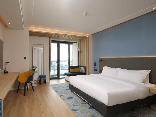 Holiday Inn Express Dalian Golden Pebble Beach, an IHG Hotel : photo 3 de la chambre grande chambre lit king-size - vue sur mer 