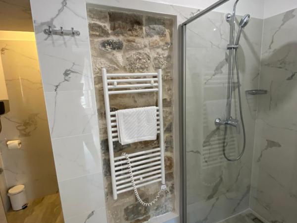 Luxury Rooms Lucija and Luka : photo 4 de la chambre chambre double ou lits jumeaux deluxe - vue sur vieille ville - narodni trg 9