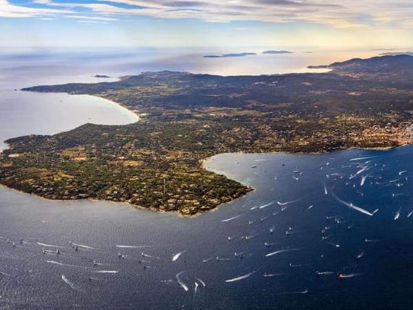la demeure de POULPICAN Chambre SAKURA jacuzzi charme romantique terrasse privée 300m plage et restaurants La Croix Valmer - Golfe Saint Tropez : photo 1 de la chambre appartement - vue sur jardin