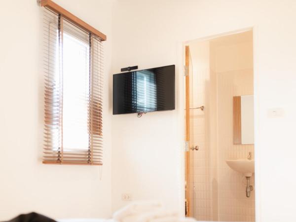 Hotel PAPA Bangkok Siriraj : photo 3 de la chambre chambre queen supérieure avec salle de bains privative