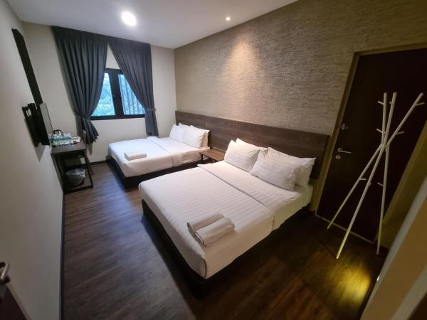 MIICO Hotel @ Mount Austin : photo 3 de la chambre chambre familiale avec fenêtre