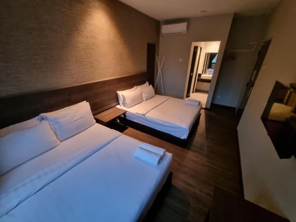 MIICO Hotel @ Mount Austin : photo 2 de la chambre chambre familiale avec fenêtre