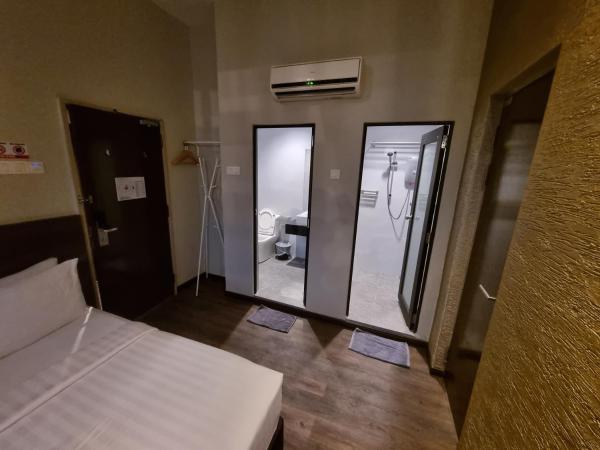 MIICO Hotel @ Mount Austin : photo 5 de la chambre family room with window ( 1 king + 1 queen)