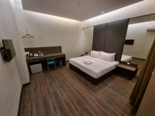 MIICO Hotel @ Mount Austin : photo 9 de la chambre family room with window ( 1 king + 1 queen)