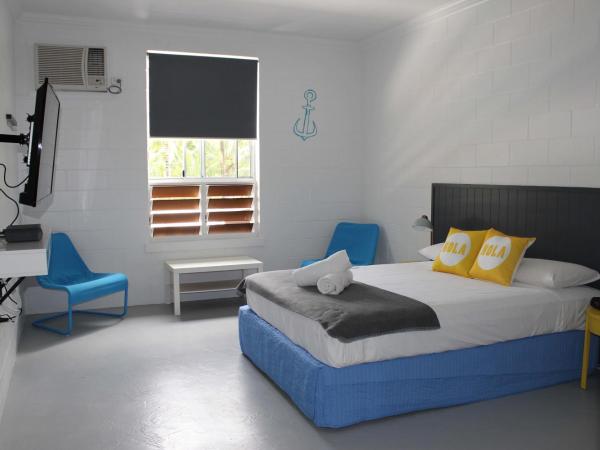 Port Douglas Backpackers : photo 1 de la chambre deluxe family room with bathroom