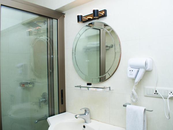 Swaroop Vilas - Lake Facing Boutique Hotel : photo 5 de la chambre chambre supérieure lit queen-size