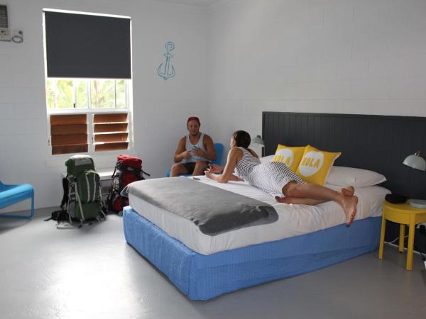 Port Douglas Backpackers : photo 5 de la chambre suite lit queen-size avec salle de bains
