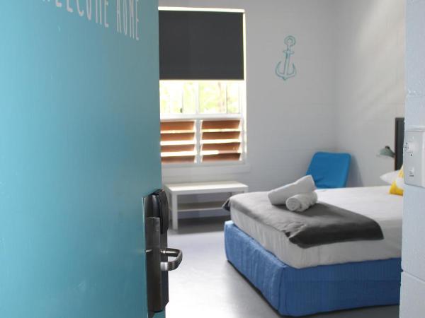 Port Douglas Backpackers : photo 4 de la chambre suite lit queen-size avec salle de bains