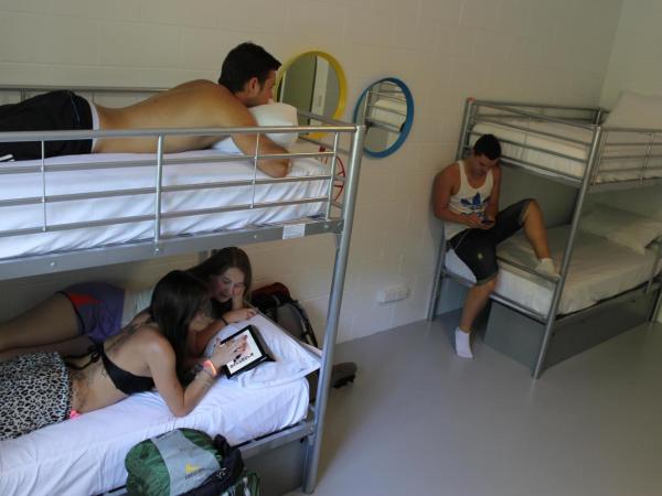 Port Douglas Backpackers : photo 4 de la chambre bed in 8-bed mixed dormitory room with shared bathroom (ages 18 - 35 only)