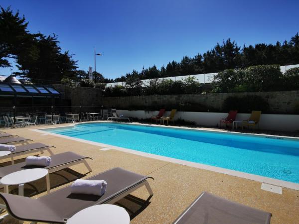 Le Churchill Hôtel & Spa : photo 1 de la chambre chambre double avec terrasse - vue sur piscine