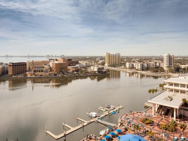 Tampa Marriott Water Street : photo 4 de la chambre hébergement lit king avec balcon - vue sur eaux