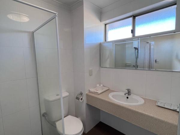 Econo Lodge Rivervale : photo 8 de la chambre chambre standard lit queen-size