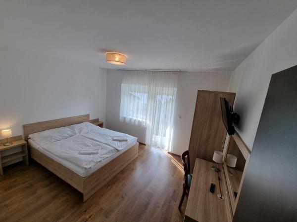 Ádám Apartmanház : photo 1 de la chambre appartement 2 chambres avec balcon