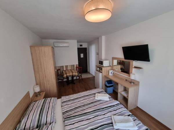 Ádám Apartmanház : photo 3 de la chambre chambre double - vue sur jardin