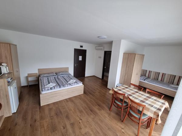 Ádám Apartmanház : photo 1 de la chambre large quadruple room with terrace