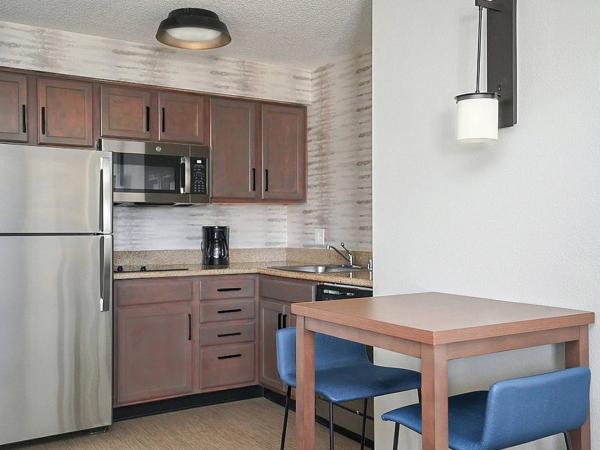 Residence Inn Colorado Springs North/Air Force Academy : photo 3 de la chambre studio lit queen-size avec canapé-lit