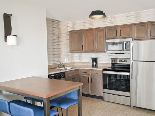 Residence Inn Colorado Springs North/Air Force Academy : photo 1 de la chambre studio lit king-size avec canapé-lit