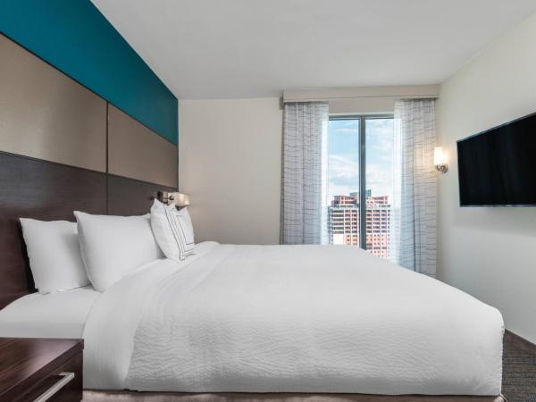 Residence Inn by Marriott Charlotte City Center : photo 2 de la chambre suite 1 chambre lit king-size avec canapé-lit