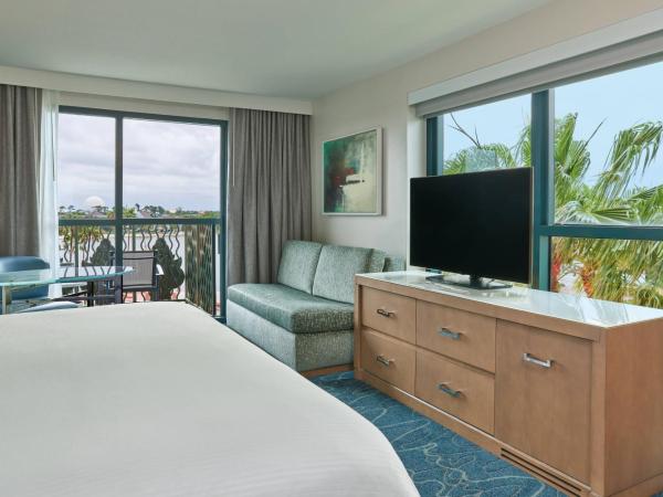 Walt Disney World Dolphin : photo 2 de la chambre chambre lit king-size avec balcon côté feu d’artifice - vue sur complexe hôtelier - entrée anticipée aux parcs à thèmes disney incluse