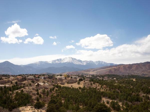 Colorado Springs Marriott : photo 4 de la chambre chambre lit king-size - vue sur montagne