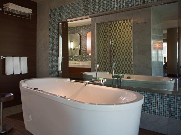Renaissance Izmir Hotel : photo 4 de la chambre suite exécutive avec baignoire spa - vue partielle sur mer
