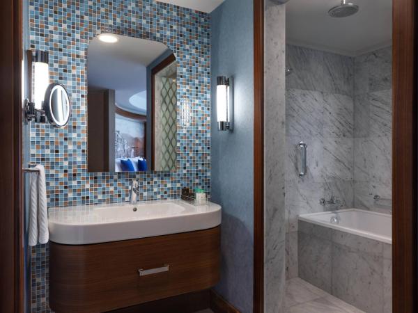 Renaissance Izmir Hotel : photo 4 de la chambre suite junior avec accès au salon exécutif - vue partielle sur mer