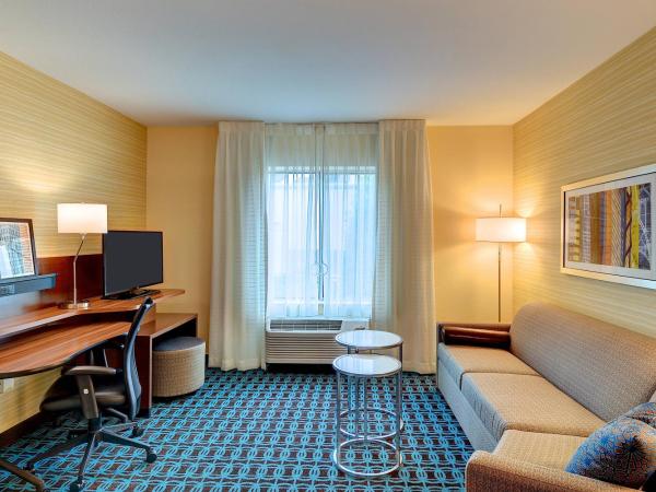 Fairfield Inn & Suites by Marriott Nashville Downtown-MetroCenter : photo 2 de la chambre suite lit king-size