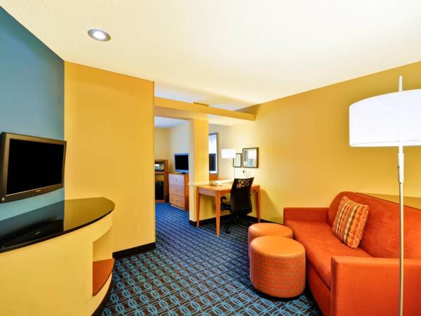 Fairfield Inn & Suites Dallas Medical/Market Center : photo 4 de la chambre suite 1 chambre lit king-size