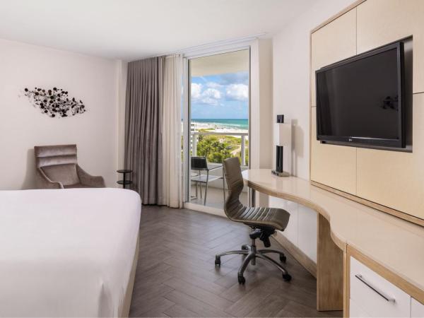 Marriott Stanton South Beach : photo 1 de la chambre chambre lit king-size avec balcon et vue sur l'océan