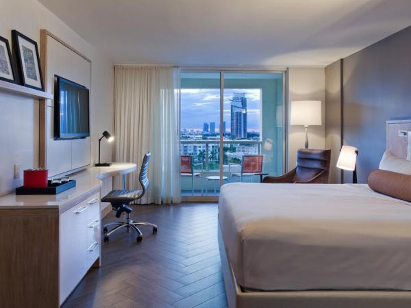 Marriott Stanton South Beach : photo 1 de la chambre chambre lit king-size avec balcon - vue sur ville
