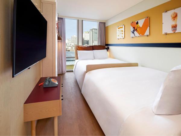 Moxy Seoul Myeongdong : photo 2 de la chambre chambre avec 2 lits queen-size - vue sur ville