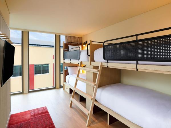 Moxy Seoul Myeongdong : photo 2 de la chambre chambre quadruple avec vue sur la ville