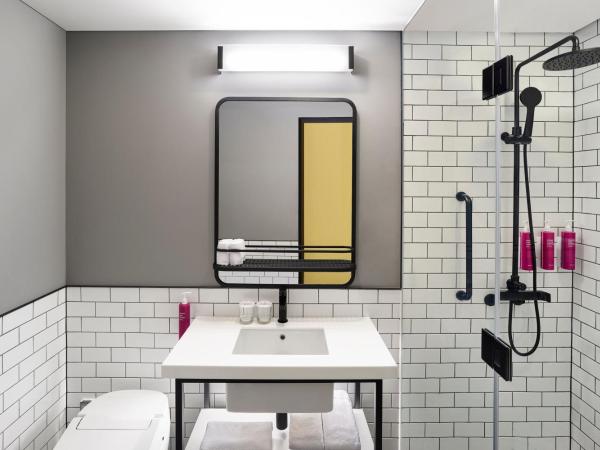 Moxy Seoul Myeongdong : photo 4 de la chambre chambre quadruple avec vue sur la ville