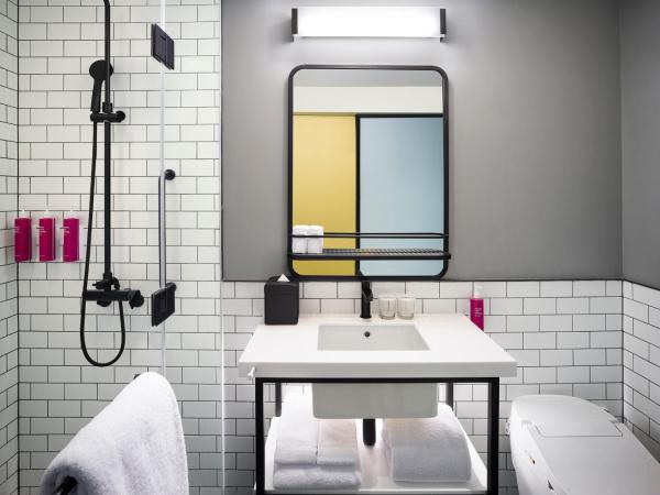 Moxy Seoul Myeongdong : photo 4 de la chambre chambre avec 2 lits queen-size - vue sur ville