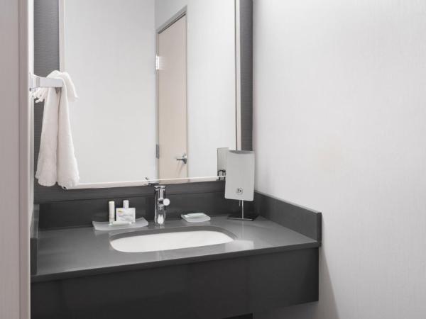 Courtyard Salt Lake City Airport : photo 4 de la chambre chambre lit king-size avec canapé-lit