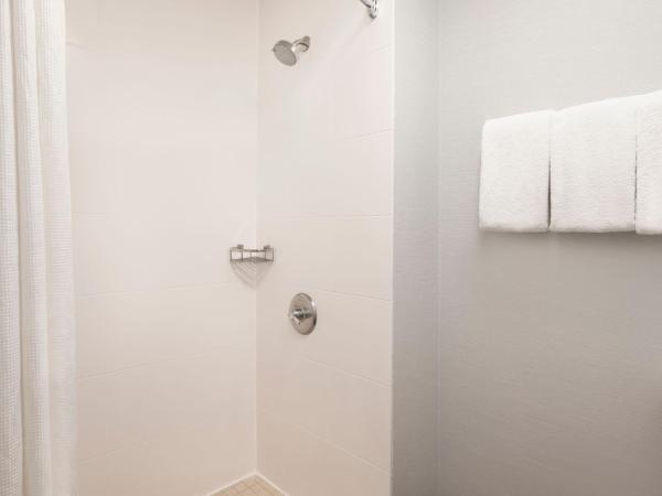 Courtyard Salt Lake City Airport : photo 5 de la chambre chambre lit king-size avec canapé-lit