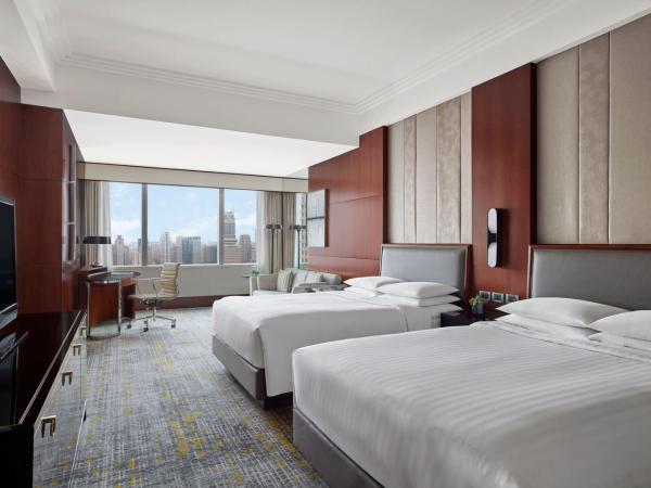 Shanghai Marriott Marquis City Centre : photo 2 de la chambre chambre double avec 2 lits doubles et vue sur les toits de la ville