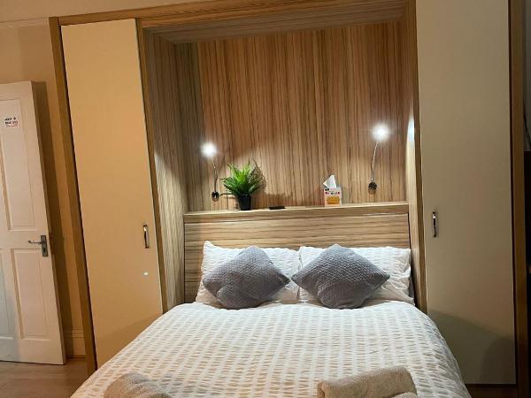 Room in family home near Penny Lane Liverpool : photo 1 de la chambre chambre double