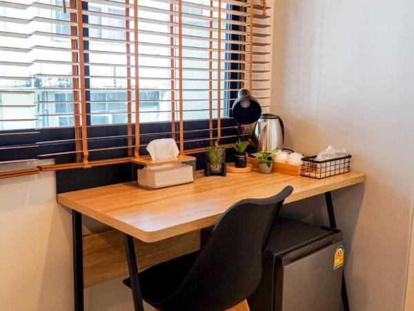 BnB98 Silom Hotel - 1 minutes from SKY TRAIN Sala Daeng station and SUBWAY Silom station : photo 7 de la chambre chambre double ou lits jumeaux deluxe - vue sur ville