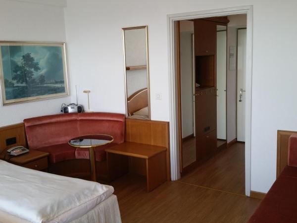 Hotel Colibrì : photo 4 de la chambre chambre triple avec balcon - vue sur lac